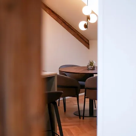 Laurinska 1 Apartman *