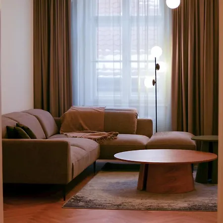 Laurinska 1 Apartman *