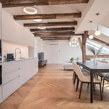 Apartman Laurinska 1 *