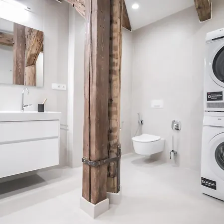 Laurinska 1 Apartman *