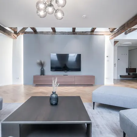 Laurinska 1 Apartman *