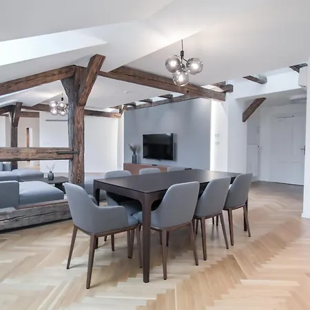 Laurinska 1 Apartman *