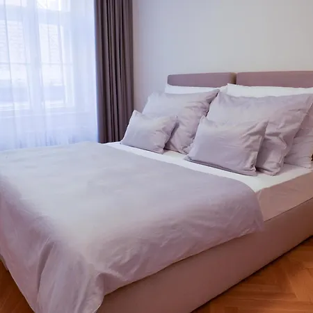 Laurinska 1 Apartman *